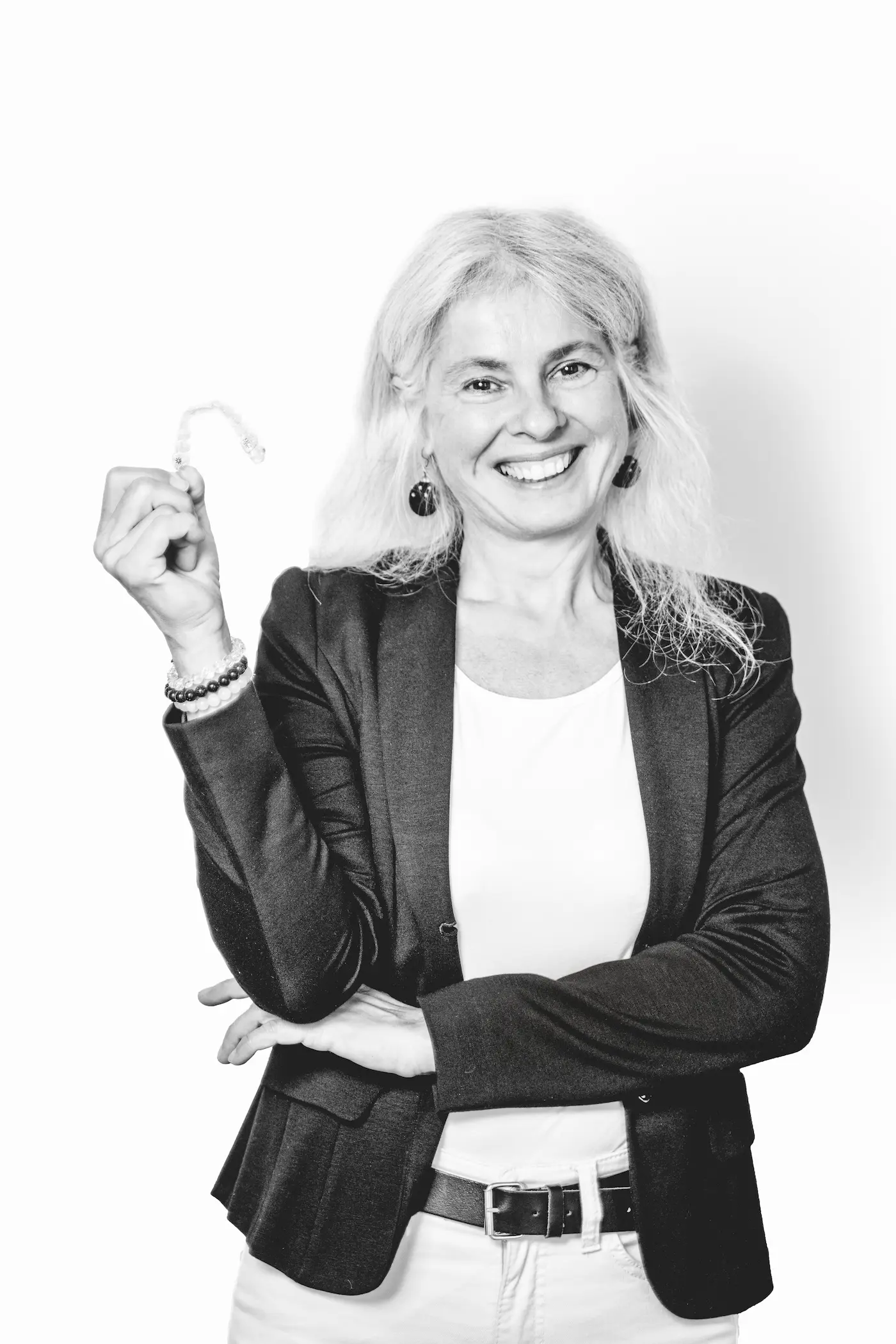 Dr. Justina Sabukoschek mit transparenter Aligner Zahnspange in Graz